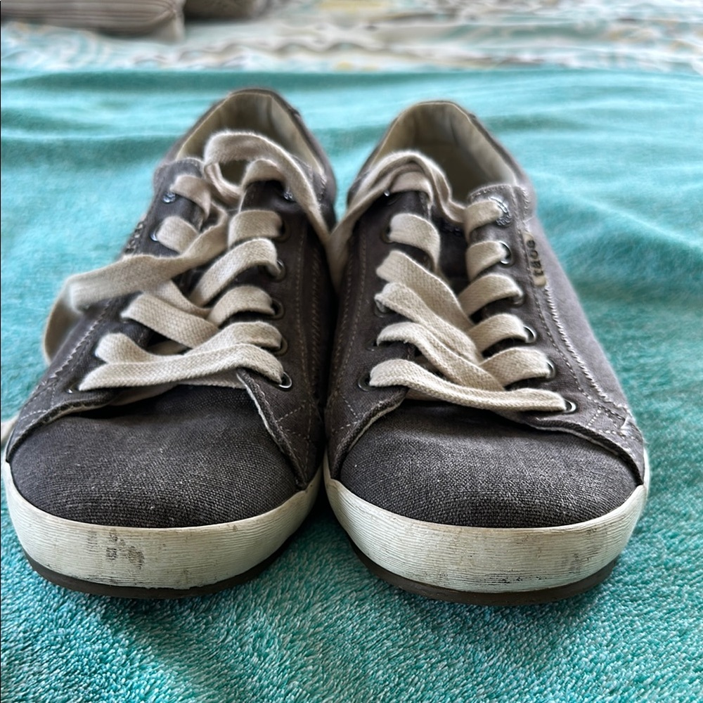 Taos Footwear Gray Athletic Shoes - Picture 5 of 7